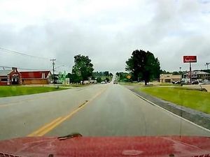 Tiba-tiba Ular Muncul dari Kap Mobil Ini