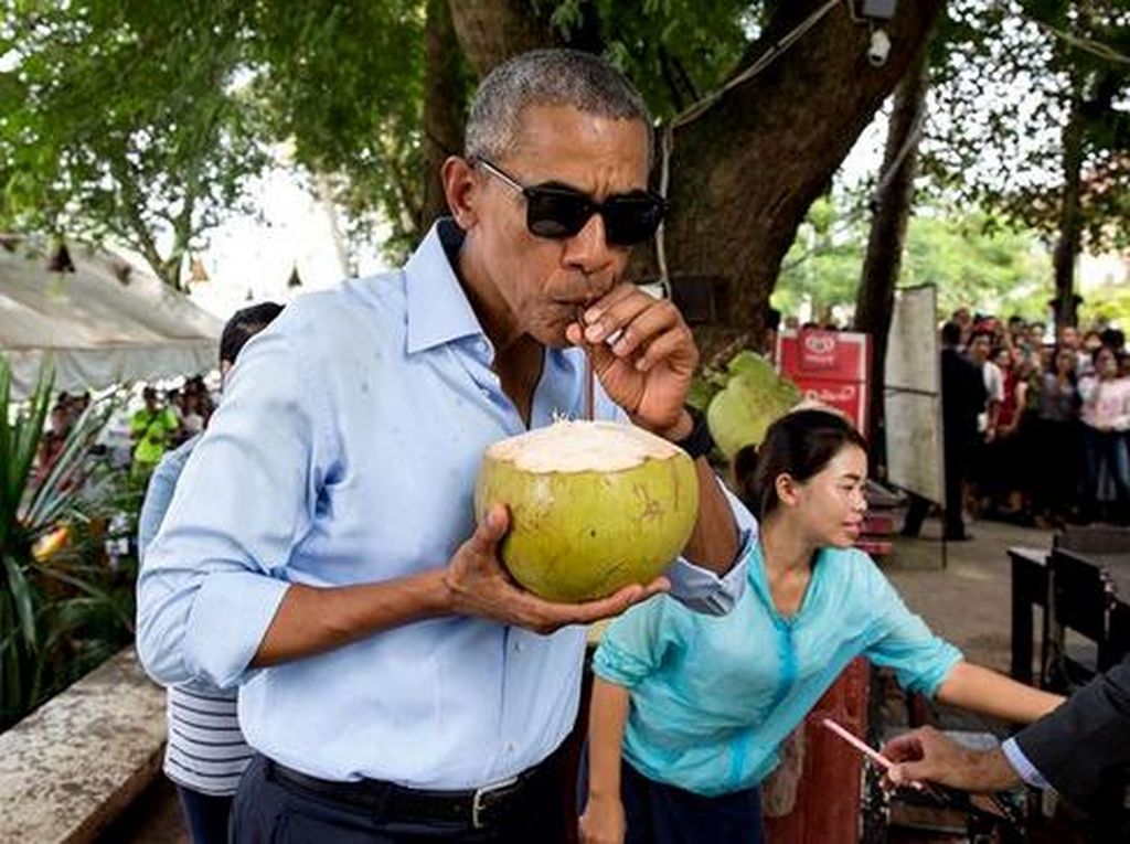 Intip Lagi Gaya Santai Obama Saat Rafting Hingga Makan Bakso di Indonesia