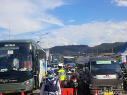 Terjebak Macet Parah ke Anyer, Sejumlah Orang Pingsan