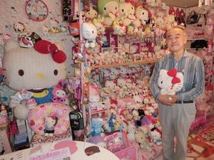 Kakek Tua Nyentrik Kolektor Terbanyak Hello Kitty