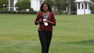 Foto: Intip Gaya Seru Michelle Obama Pakai Sneakers
