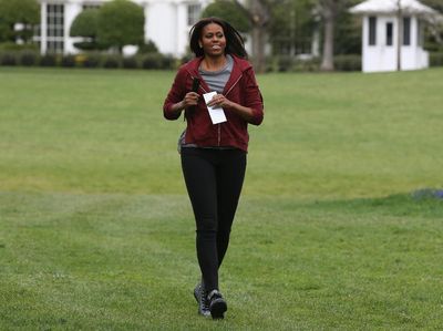 Foto: Intip Gaya Seru Michelle Obama Pakai Sneakers