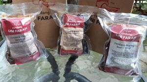 Nikmatnya Rendang khas Minang yang Dimasak dengan Kayu Bakar