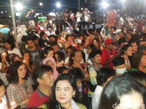 Usai Nyalakan Lilin, Massa yang Rayakan Ultah Ahok di Kalijodo Bubar Usai Nyalakan Lilin, Massa yang Rayakan Ultah Ahok di Kalijodo Bubar