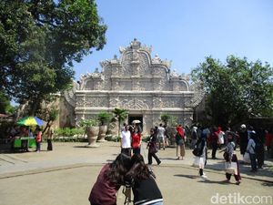 Putri Obama Batal Terobos Dua Beringin di Alun-alun Kidul