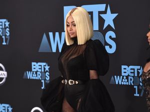 Blac Chyna Gugat Seluruh Keluarga Kardashian karena Kehilangan Pekerjaan Blac Chyna Gugat Seluruh Keluarga Kardashian karena Kehilangan Pekerjaan