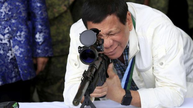 Duterte memerintahkan polisi untuk menembak tersangka narkotik di tempat.