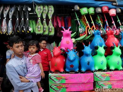 Pasar Gembrong Ramai Dipadati Pembeli