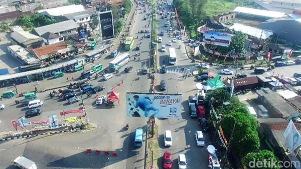 Suasana Gerbang Tol Cileunyi Sore Ini