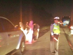 Saat Pemudik Salat Subuh di Bahu Tol Cikampek dan Dijaga Polisi