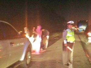 Saat Pemudik Salat Subuh di Bahu Tol Cikampek dan Dijaga Polisi Saat Pemudik Salat Subuh di Bahu Tol Cikampek dan Dijaga Polisi