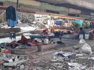 Mereka yang Masih Bertahan di Kolong Tol Kalijodo Pascapenggusuran