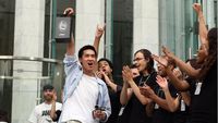Raut Kegembiraan Apple Fanboy Sambut Kehadiran iPhone