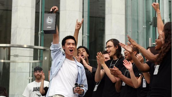 Raut Kegembiraan Apple Fanboy Sambut Kehadiran iPhone