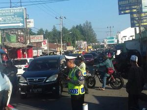 Puncak Diberlakukan Satu Arah ke Atas sampai Pukul 11.00 WIB Puncak Diberlakukan Satu Arah ke Atas sampai Pukul 11.00 WIB