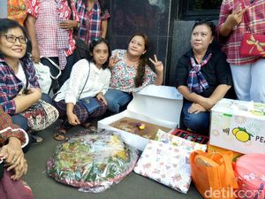 Kado Ultah Ahok Dikumpul di Pos Jaga Mako Brimob Kado Ultah Ahok Dikumpul di Pos Jaga Mako Brimob