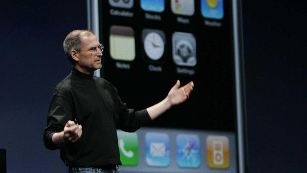 Ekspresi Nyeleneh Steve Jobs Kala Kenalkan iPhone
