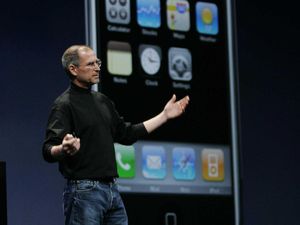 Ekspresi Nyeleneh Steve Jobs Kala Kenalkan iPhone