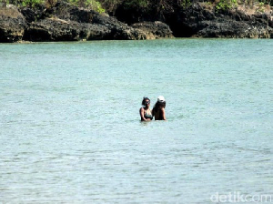 Dua Putri Obama Senang Berenang di Pantai Jimbaran