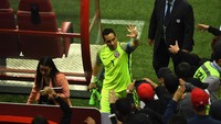 Claudio Bravo menjadi kiper kelas satu lainnya yang gagal mengantarkan negaranya ke Piala Dunia 2018. Chile cuma finis kelima di penyisihan grup. (Foto: Getty Images Sport/Laurence Griffiths)