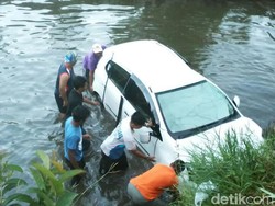 Sopir Diduga Ngantuk, Ayla Nyebur ke Kolam Ikan di Garut
