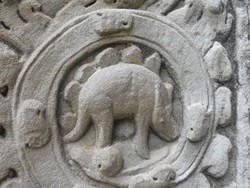 Relief Dinosaurus yang Misterius di Candi Kamboja
