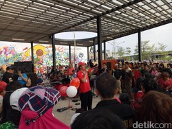 Massa Rayakan Ultah Jokowi-Ahok di Kalijodo