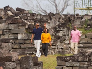 Di Borobudur, Michelle Obama Buktikan Gaya Sporty dan 