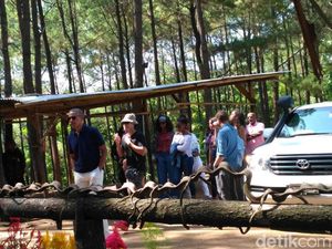 Di Puncak Becici, Obama Lambaikan Tangan Sapa Pengunjung