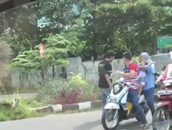 Viral di Medsos Pria Tendang dan Pukul Pemotor yang Bonceng Anak