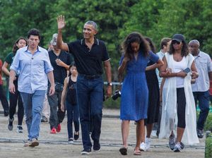 Di Borobudur, Michelle Obama Buktikan Gaya Sporty dan Glamor Bisa Berpadu Di Borobudur, Michelle Obama Buktikan Gaya Sporty dan Glamor Bisa Berpadu