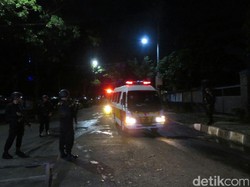 2 Ambulans Meninggalkan TKP Penusukan Anggota Brimob
