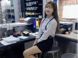 Kecantikannya Viral, Penjaga Warnet Kini Jadi Model Majalah Pria