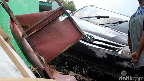 Avanza Seruduk Gerobak Seblak