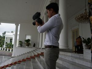 Sibuknya Kaesang Videokan Momen Kedatangan Obama di Istana Bogor