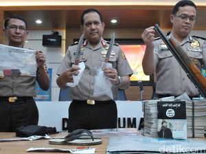 Barang Bukti Penyerangan Mapolda Sumut Ditunjukkan Barang Bukti Penyerangan Mapolda Sumut Ditunjukkan