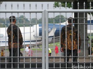 Dari Bandara Halim, Mobil Rombongan Obama Menuju Hotel