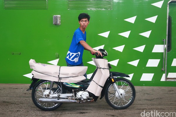 259 Motor Peserta Mudik Gratis Tiba di Jakarta Sebanyak 259 sepeda motor yang mengikuti program mudik Motis tiba di Stasiun Jakarta Gudang, Kampung Bandan, Jakarta, Jumat (30/6/2017). Motor-motor ini siap diambil pemiliknya.