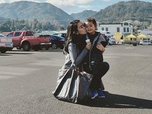 Ayu Ting Ting Dandani Anak Pakai Tas Rp 11 Jutaan, Ini Kata Psikolog