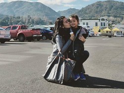 Ayu Ting Ting Dandani Anak Pakai Tas Rp 11 Jutaan, Ini Kata Psikolog