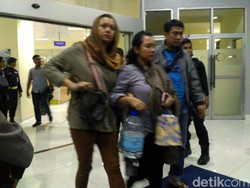 Keluarga Anggota Brimob Korban Penusukan Datangi RS