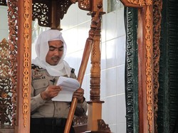 Cerita Foto Viral Bripka Sardi Berjubah Seragam Polisi