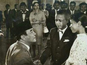 Heboh! Foto Obama Cilik Salaman dengan Soekarno Heboh! Foto Obama Cilik Salaman dengan Soekarno
