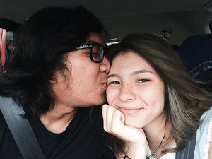 Muah! Shaloom Dicium Pacar Barunya Muah! Shaloom Dicium Pacar Barunya