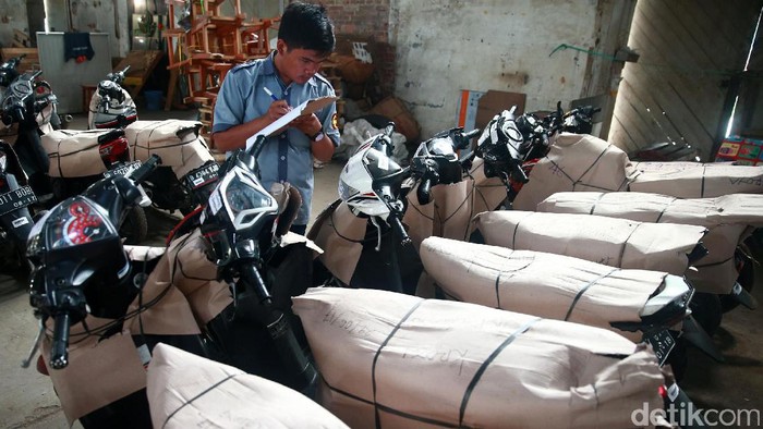 Sebanyak 259 sepeda motor yang mengikuti aktivitas balik kampung Motis datang di Stasiun Jakarta Gudang, Kampung Bandan, Jakarta, Jumat (30/6/2017). Motor-motor ini siap diambil pemiliknya.