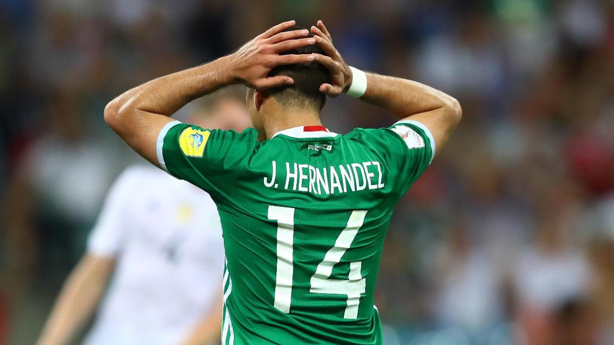 Striker Meksiko Javier Chicharito Hernandez kecewa berat usai tersingkir dari Piala Konfederasi 2017. Foto: Dean Mouhtaropoulos/Getty Images