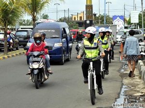 Gesitnya Polwan Berhijab yang Gowes Urai Kemacetan di Cianjur