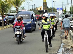 Gesitnya Polwan Berhijab yang Gowes Urai Kemacetan di Cianjur