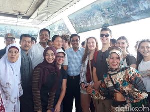 Naik ke Puncak Monas, Djarot Diajak Foto Warga hingga Bule