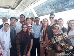 Naik ke Puncak Monas, Djarot Diajak Foto Warga hingga Bule